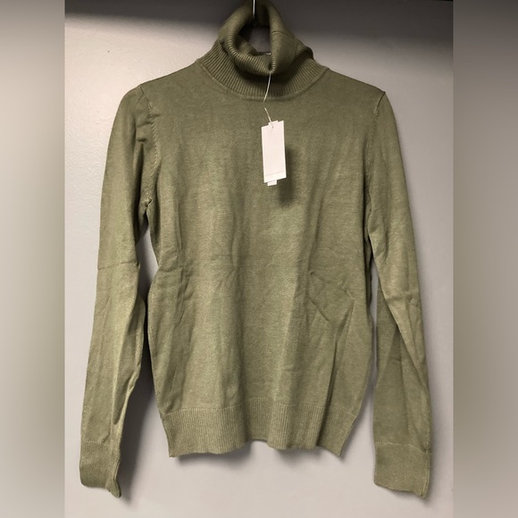 💛TODAY***$19***Grace finely knit turtleneck in dark green. - Picture 1 of 3